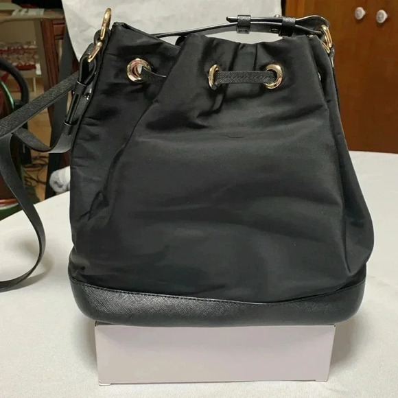 HENRI BENDEL Purse,bucket bag. Inside is Gorgeous, 1 callout in the last pic. - Picture 3 of 8